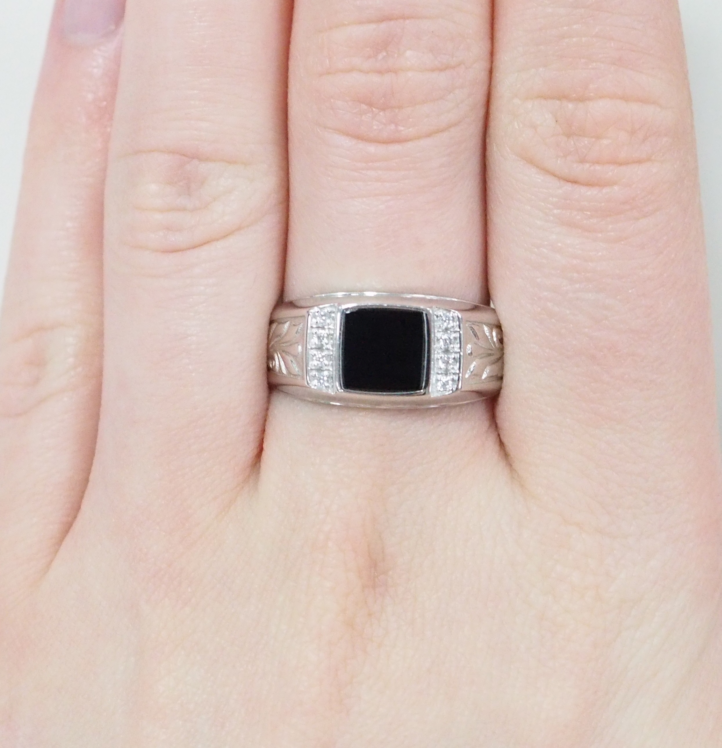 Серебряное кольцо 925 пробы; вставки 1 Фианит черн.; 8 Фианит бесцв.;